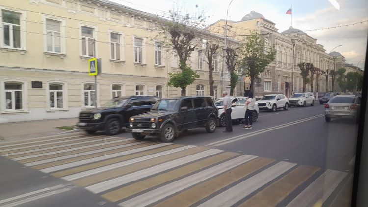 В центре Рязани столкнулись две легковушки