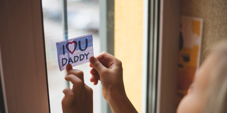 Как удалить наклейки со стекла: рабочие способы Как удалить наклейки со стекла: рабочие способы