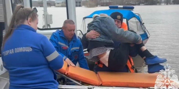 Эвакуация мужчины из отрезанного половодьем рязанского села