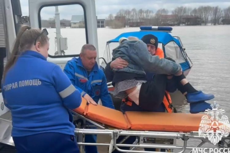 Эвакуация мужчины из отрезанного половодьем рязанского села
