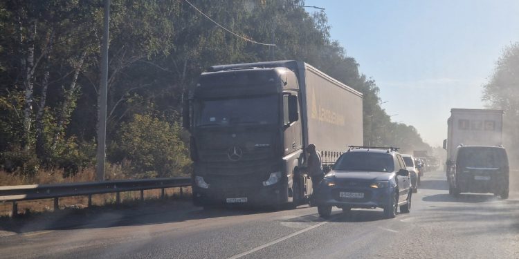 На Окружной окружной в Рязани 16 сентября образовалась пробка из-за сломавшейся фуры На Окружной окружной в Рязани 16 сентября образовалась пробка из-за сломавшейся фуры