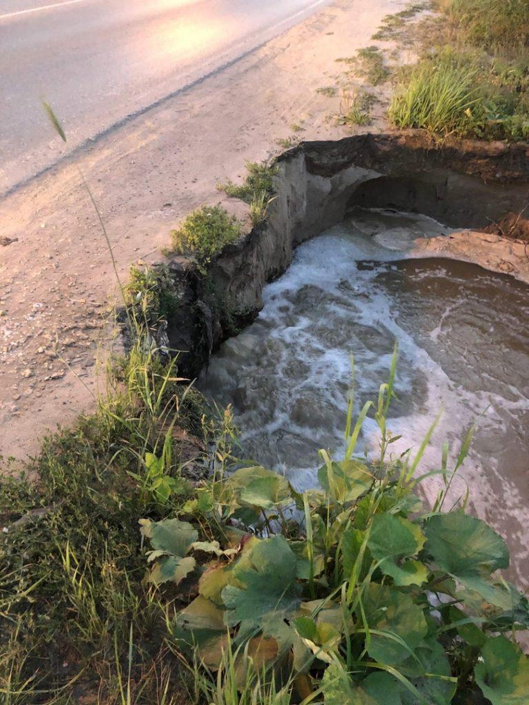 Жители Дядькова пожаловались на обрушившийся из-за прорыва канализации грунт около автодороги
