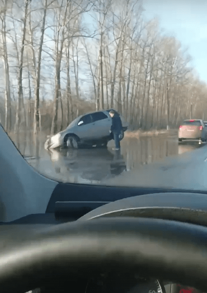 В рязанском Дягилеве в яме с водой утонули два автомобиля