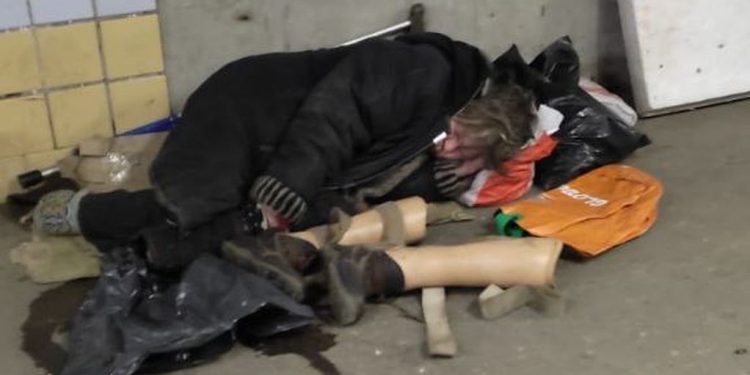 В подземном переходе у рязанского ТД «Барс» поселилась женщина с протезами