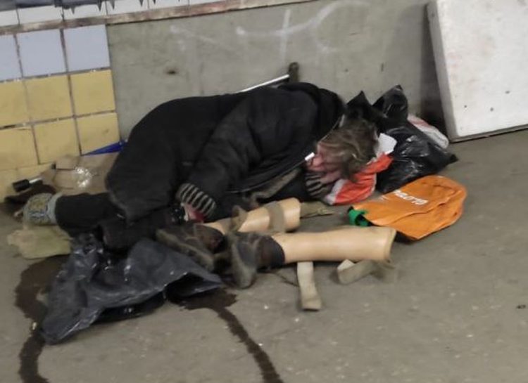 В подземном переходе у рязанского ТД "Барс" поселилась женщина с протезами