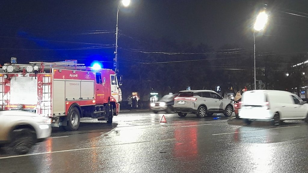 В центре Рязани столкнулись две легковушки