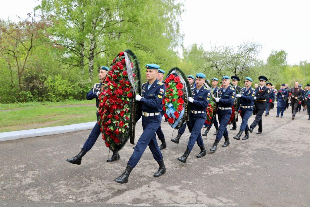В преддверии Дня Победы рязанцы возложили цветы к Скорбященскому мемориалу