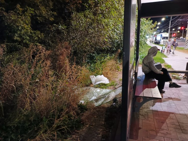 Вандалы разбили стекло на остановке в рязанской Дашково-Песочне