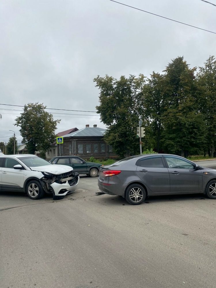 При столкновении двух машин в рязанском Касимове пострадал 56-летний водитель