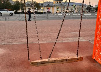 На рязанской площади Ленина неизвестные сломали качели