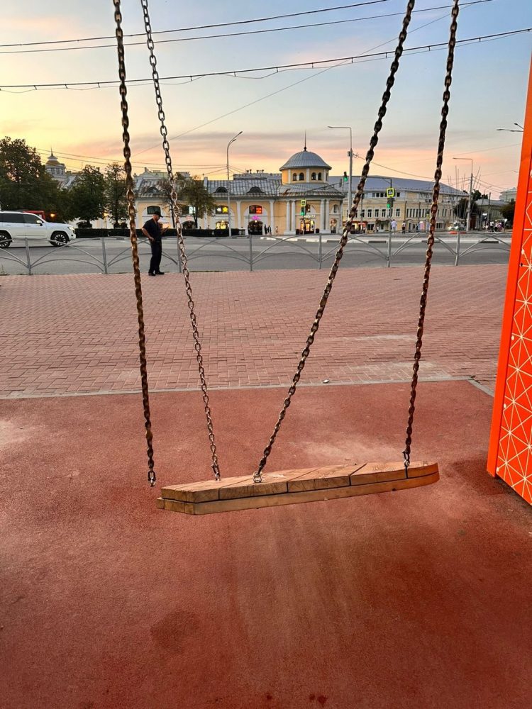 На рязанской площади Ленина неизвестные сломали качели