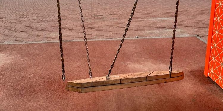 На рязанской площади Ленина неизвестные сломали качели