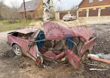 Юный шиловец врезался в дерево на ВАЗ-2107