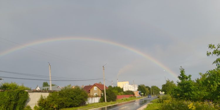В рязанском Новомичуринске после ливня засняли яркую радугу В рязанском Новомичуринске после ливня засняли яркую радугу
