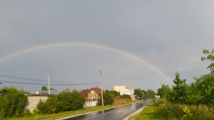 В рязанском Новомичуринске после ливня засняли яркую радугу