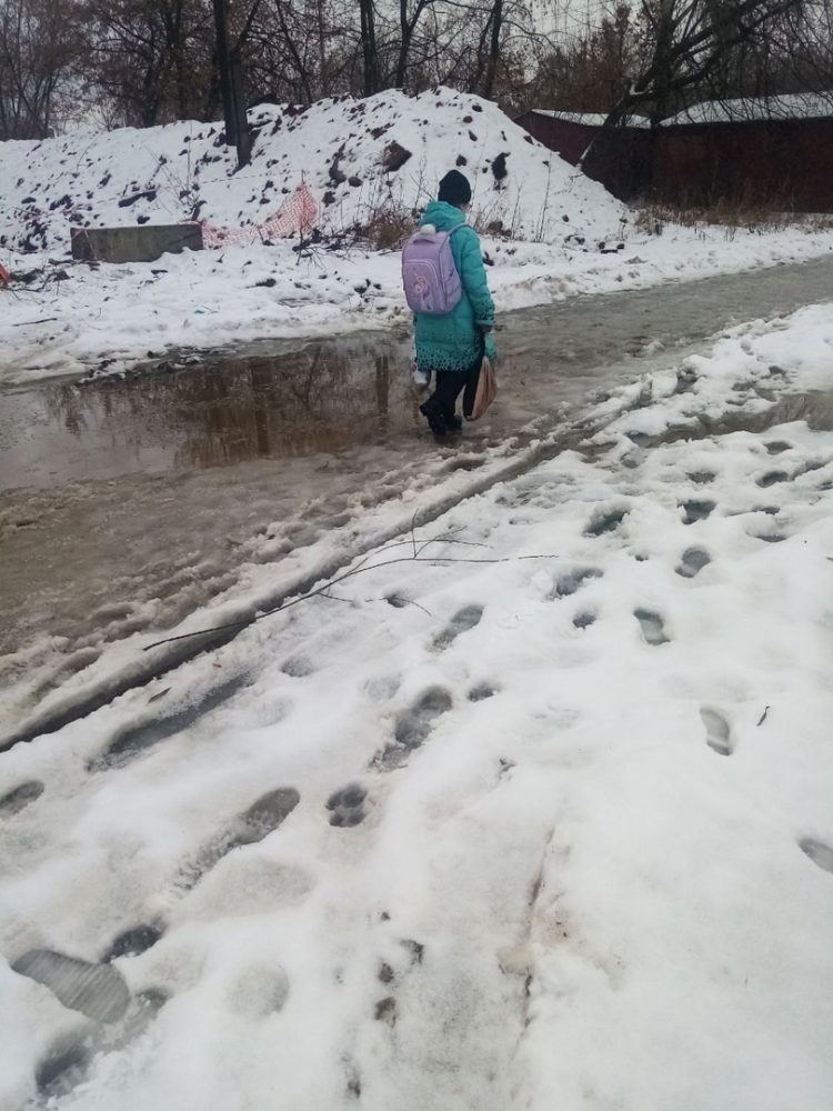 Рязанка пожаловалась на затопленную пешеходную дорожку на улице Станкозаводской