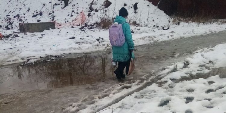 Рязанка пожаловалась на затопленную пешеходную дорожку на улице Станкозаводской