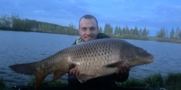 В Пронском районе мужчина выловил карпа весом 9,5 килограмма В Пронском районе мужчина выловил карпа весом 9,5 килограмма