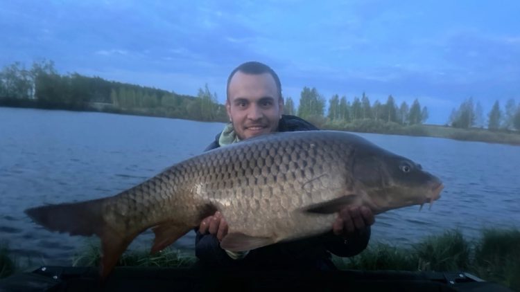 В Пронском районе мужчина выловил карпа весом 9,5 килограмма