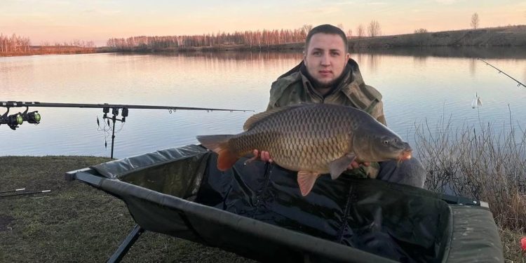 В Пронском районе рыбак выловил из пруда 9-килограммового карпа