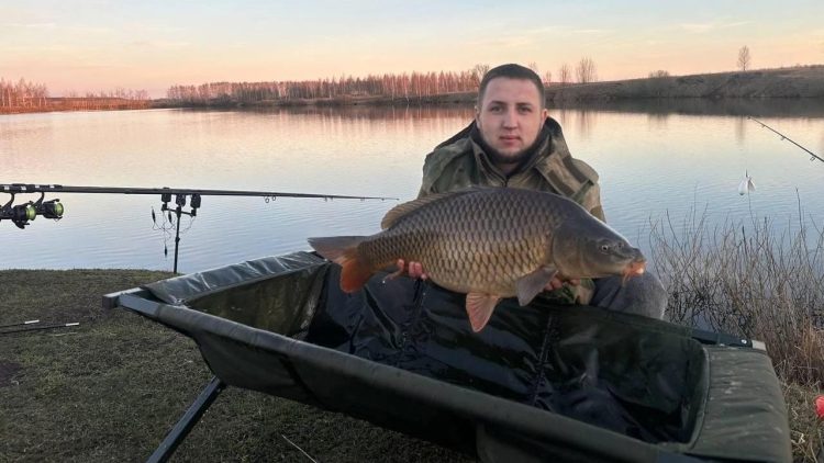 В Пронском районе рыбак выловил из пруда 9-килограммового карпа