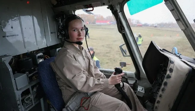 «Каждую секунду пытается тебя убить»: как в единственном училище России готовят гражданских вертолетчиков — репортаж с аэродрома