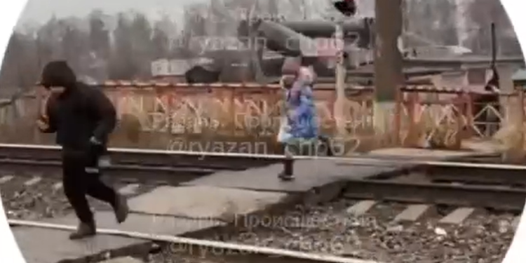 Рязанцы засняли детей, перебегающих железнодорожные пути перед поездом