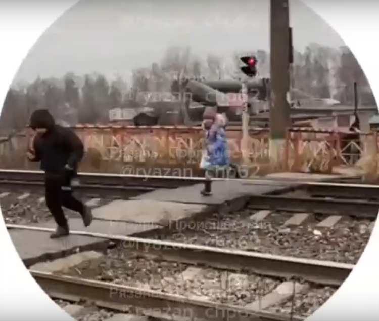 Рязанцы засняли детей, перебегающих железнодорожные пути перед поездом