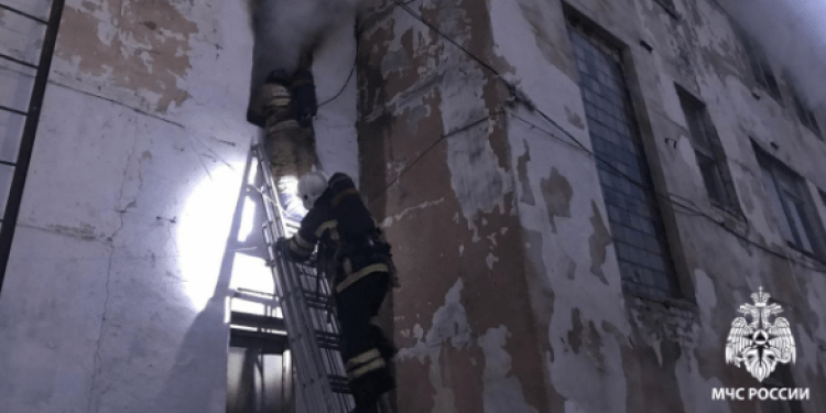 Под Рязанью пожарные не позволили огню перекинуться с горящего здания на соседние дома