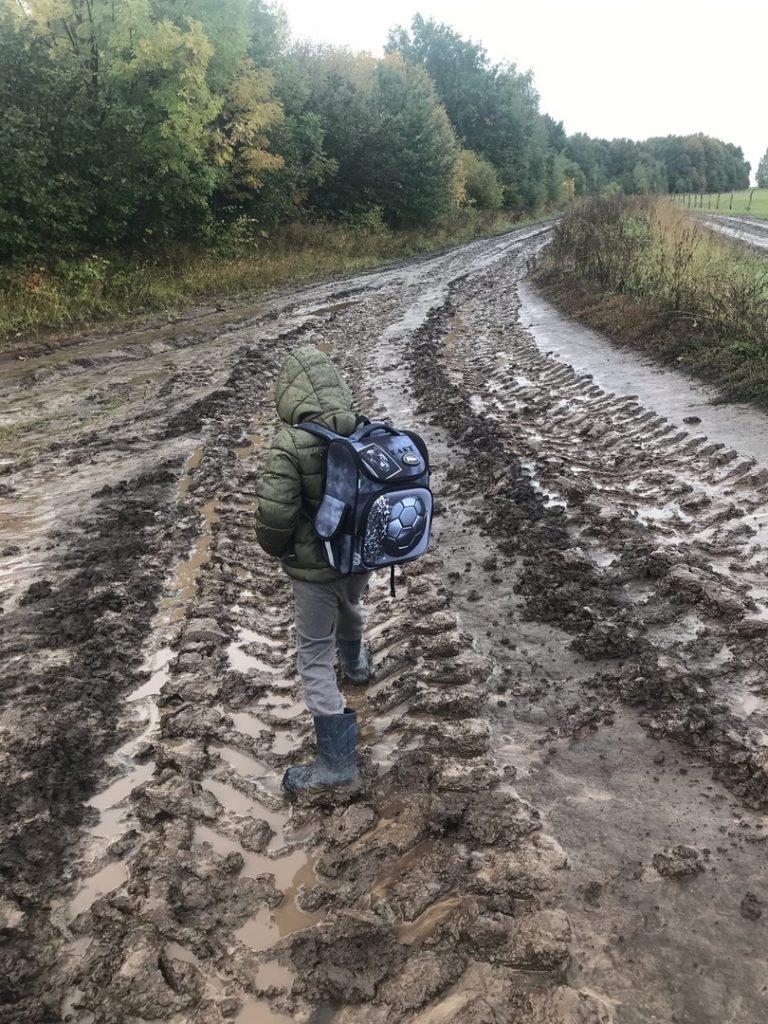 Рязанскому третьекласснику приходится проходить по бездорожью до школы 4 километра