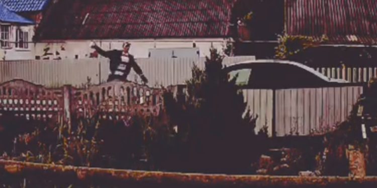 В рязанском селе мужчина запустил кирпичом в припаркованную машину В рязанском селе мужчина запустил кирпичом в припаркованную машину