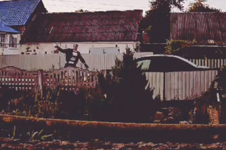 В рязанском селе мужчина запустил кирпичом в припаркованную машину