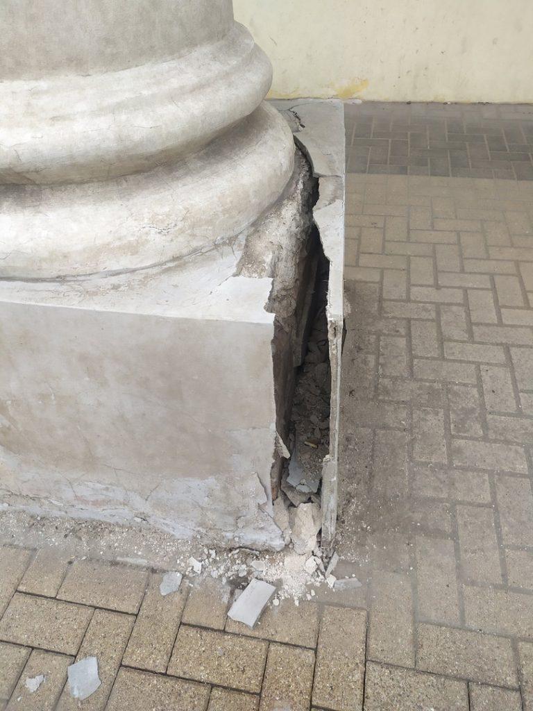 Рязанцы сообщили о треснувшем основании колонн исторического здания