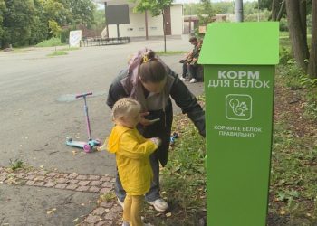 В рязанском ЦПКиО установили автомат с кормом для белок