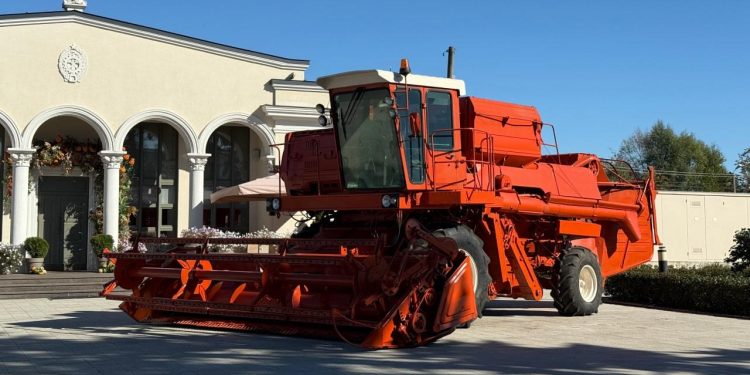 На Рязанской ВДНХ появился новый арт-объект комбайн «Дон»