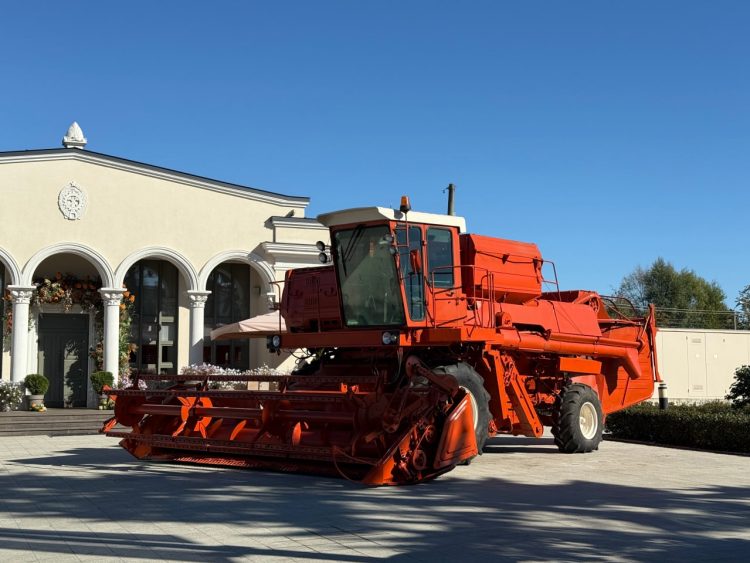 На Рязанской ВДНХ появился новый арт-объект комбайн "Дон"