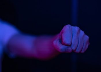 В центре Рязани молодой человек справил нужду на клумбу и отправился в нокаут