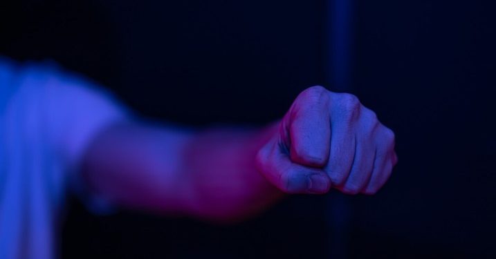 В центре Рязани молодой человек справил нужду на клумбу и отправился в нокаут В центре Рязани молодой человек справил нужду на клумбу и отправился в нокаут