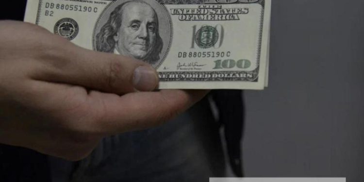 Доллар опустился ниже 79 рублей на межбанковском рынке