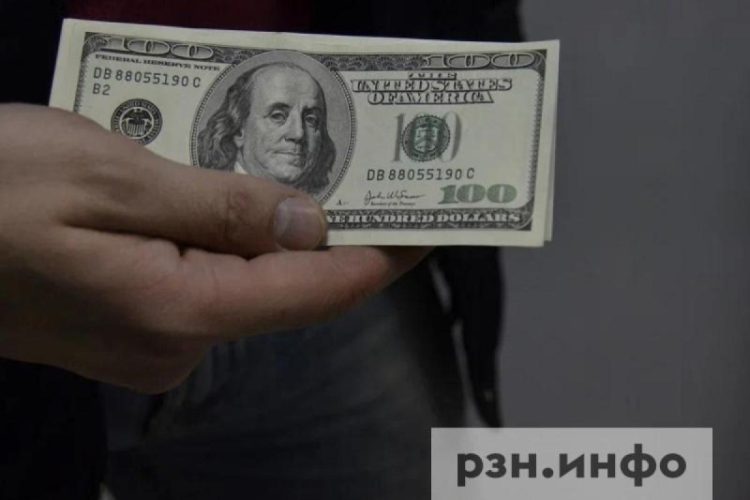 Доллар опустился ниже 79 рублей на межбанковском рынке