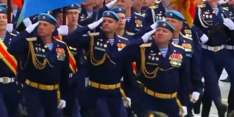 Курсанты Рязанского училища ВДВ прошли маршем по Красной площади