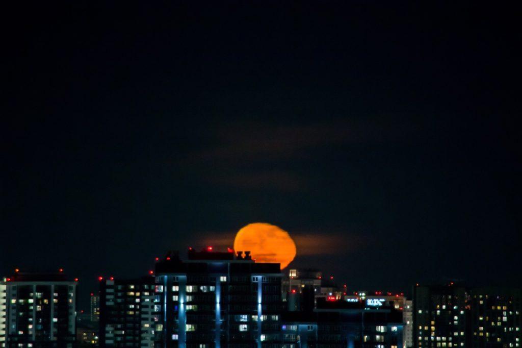 В Сети опубликовали снимки "сплющенной" луны над Рязанью