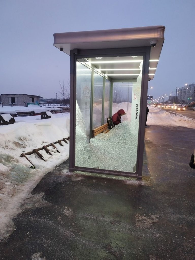 На Северной окружной вандалы разбили новую остановку