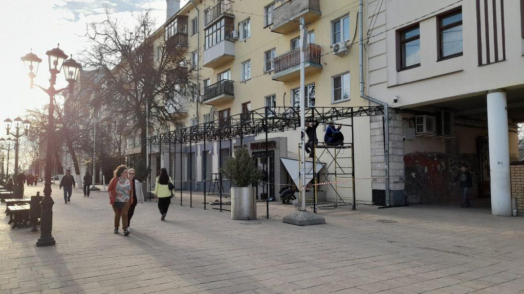 На рязанской улице Почтовой активно собирают летние веранды