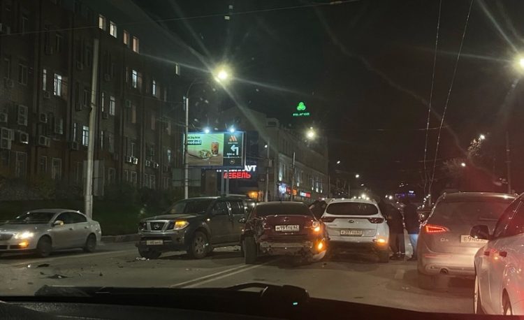 В массовом ДТП на Московском шоссе пострадал водитель "Chevrolet Cruze"