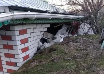 Оползень разломил улицу и оставил людей без воды и газа