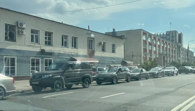 Люди стоят по часу в очередях на АЗС Рязани, власти объясняют причины