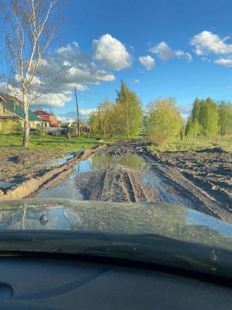 Жители рыбновского поселка Алешня жалуются на ужасное состояние дороги в населенном пункте