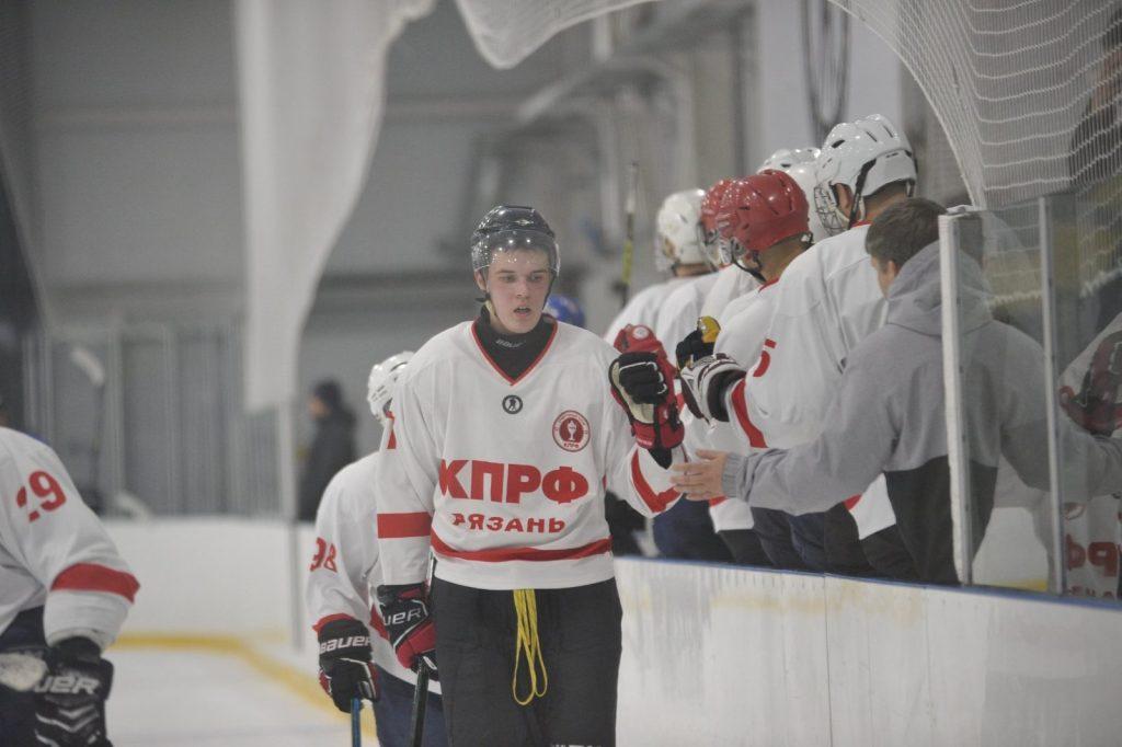 Новая победа хоккейной команды КПРФ