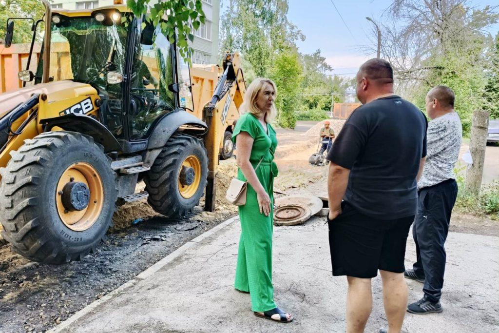 Депутат Рязанской гордумы Ворнакова проконтролировала ход ремонта дороги на улице Лизы Чайкиной